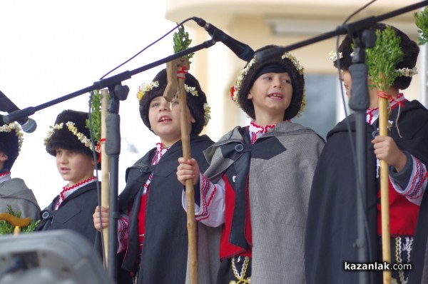 Коледната елха грейва на 9 декември с тематично дефиле от над 700 деца