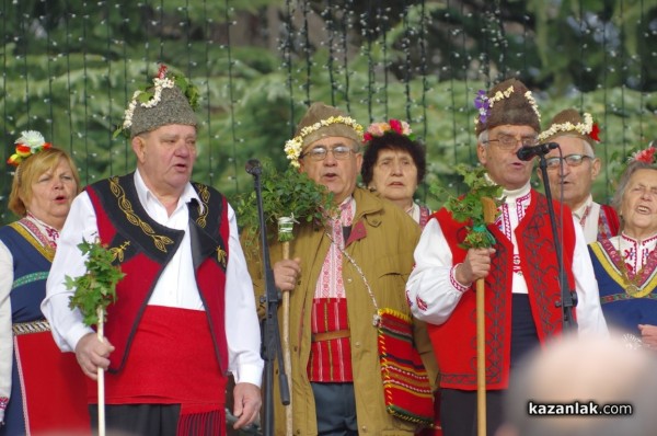 Коледната елха грейва на 9 декември с тематично дефиле от над 700 деца