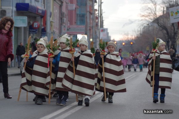 Коледната елха грейва на 9 декември с тематично дефиле от над 700 деца