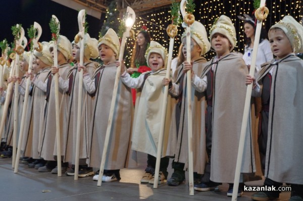 Коледната елха грейва на 9 декември с тематично дефиле от над 700 деца