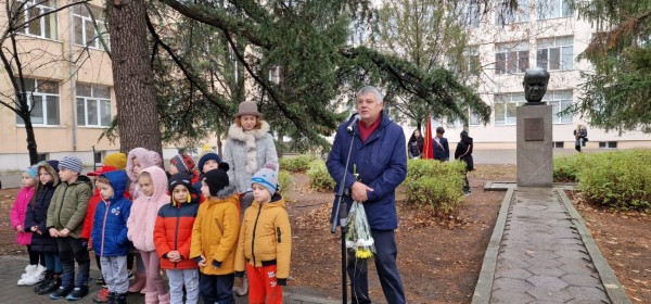 Петко Стайнов – внук: Той много обичаше Казанлък и имате основания да се гордеете с него като ваш съгражданин!