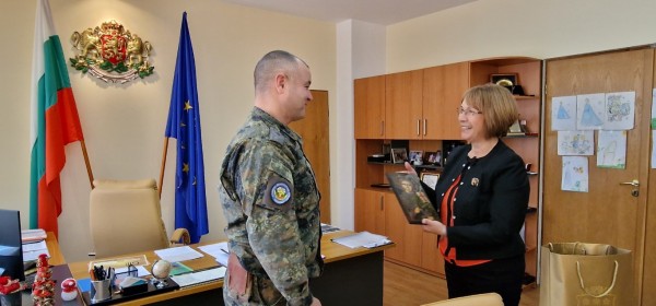 Новият и бивш командири на 61 СМБ с Кмета на Казанлък: Нека постигнатата синергия между военни и местна власт да продължи