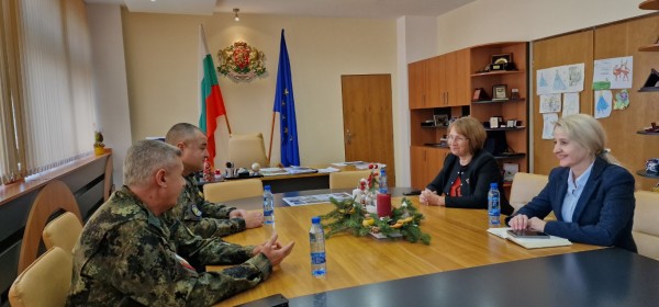 Новият и бивш командири на 61 СМБ с Кмета на Казанлък: Нека постигнатата синергия между военни и местна власт да продължи