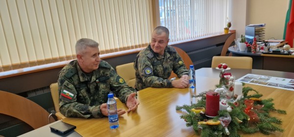 Новият и бивш командири на 61 СМБ с Кмета на Казанлък: Нека постигнатата синергия между военни и местна власт да продължи