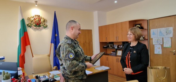 Новият и бивш командири на 61 СМБ с Кмета на Казанлък: Нека постигнатата синергия между военни и местна власт да продължи