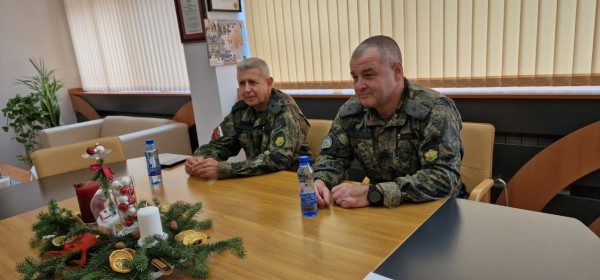 Новият и бивш командири на 61 СМБ с Кмета на Казанлък: Нека постигнатата синергия между военни и местна власт да продължи