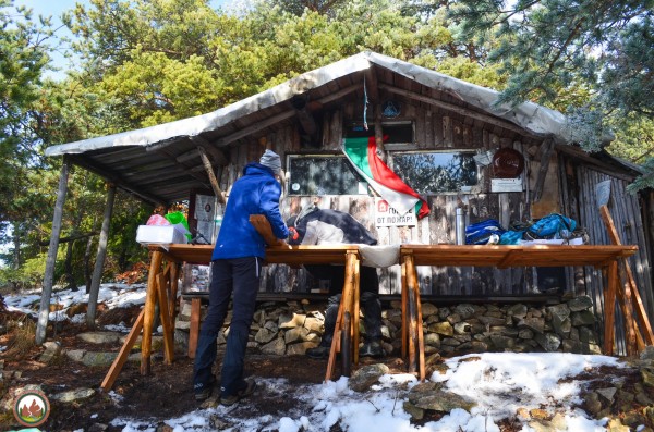 Момчетата от клуб „Планинско бягане и туризъм“ дооборудваха заслона на Саръяр