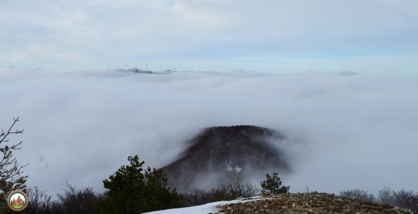 Момчетата от клуб „Планинско бягане и туризъм“ дооборудваха заслона на Саръяр