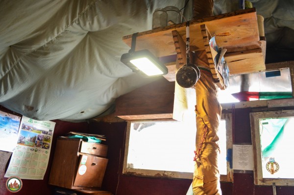 Момчетата от клуб „Планинско бягане и туризъм“ дооборудваха заслона на Саръяр