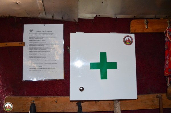 Момчетата от клуб „Планинско бягане и туризъм“ дооборудваха заслона на Саръяр