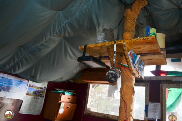 Момчетата от клуб „Планинско бягане и туризъм“ дооборудваха заслона на Саръяр