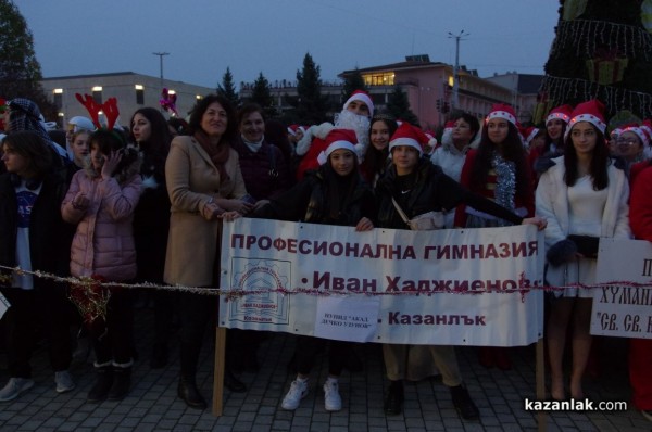 Запалване на коледните светлини в Казанлък