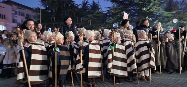 Децата на Казанлък отброиха последните секунди за светването на празничните светлини