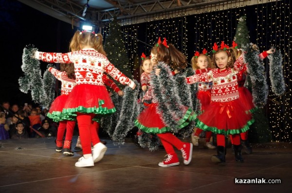 Запалване на коледните светлини в Казанлък