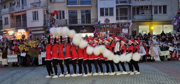 Децата на Казанлък отброиха последните секунди за светването на празничните светлини