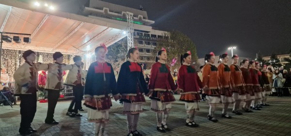 Децата на Казанлък отброиха последните секунди за светването на празничните светлини