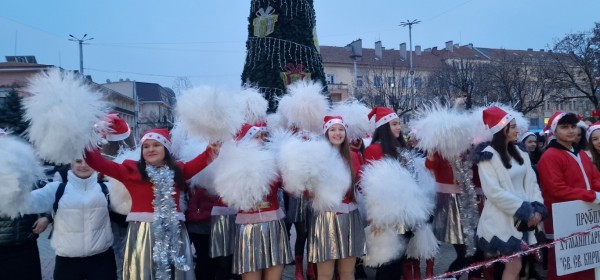 Децата на Казанлък отброиха последните секунди за светването на празничните светлини