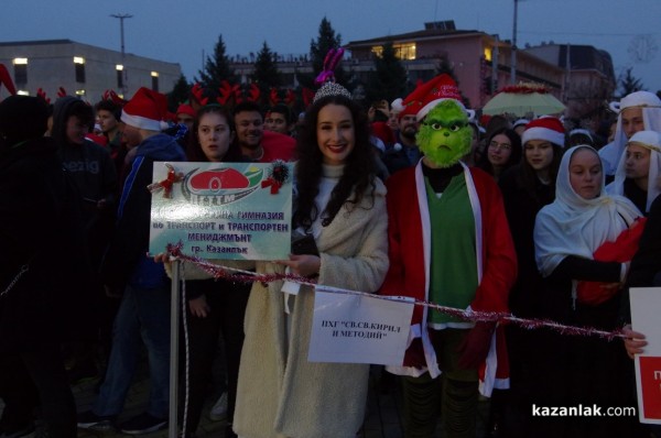 Запалване на коледните светлини в Казанлък