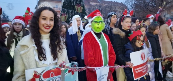 Децата на Казанлък отброиха последните секунди за светването на празничните светлини