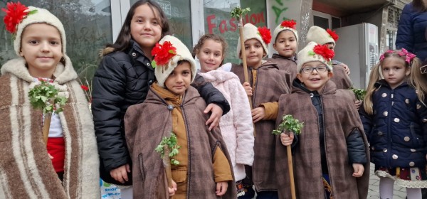 Децата на Казанлък отброиха последните секунди за светването на празничните светлини