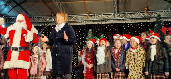 Децата на Казанлък отброиха последните секунди за светването на празничните светлини