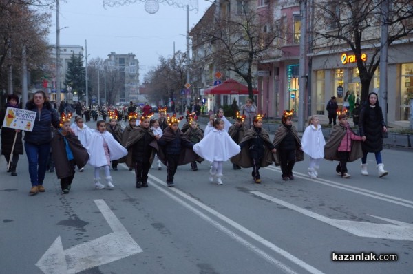 Запалване на коледните светлини в Казанлък