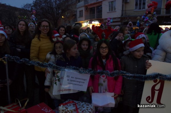 Запалване на коледните светлини в Казанлък