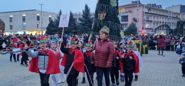 Децата на Казанлък отброиха последните секунди за светването на празничните светлини