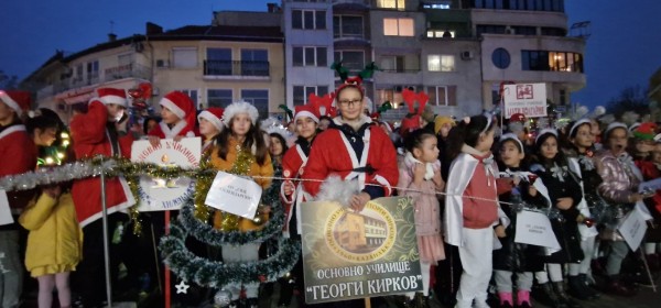 Децата на Казанлък отброиха последните секунди за светването на празничните светлини