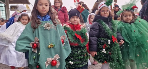 Децата на Казанлък отброиха последните секунди за светването на празничните светлини