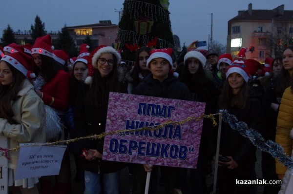 Запалване на коледните светлини в Казанлък