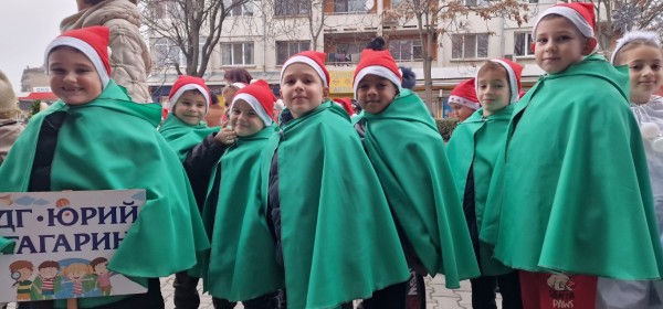 Децата на Казанлък отброиха последните секунди за светването на празничните светлини