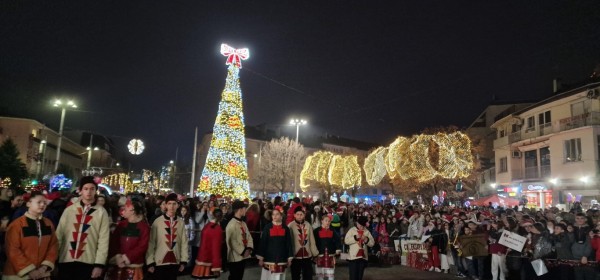 Децата на Казанлък отброиха последните секунди за светването на празничните светлини