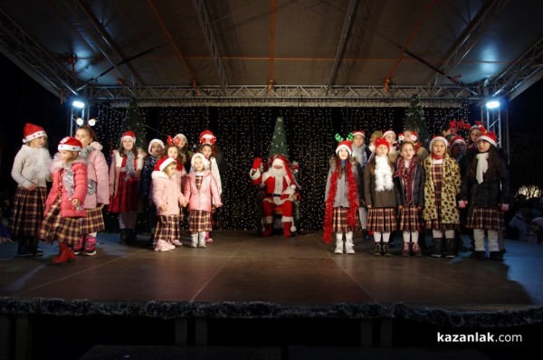 Запалване на коледните светлини в Казанлък