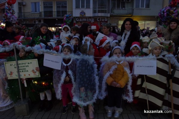 Запалване на коледните светлини в Казанлък