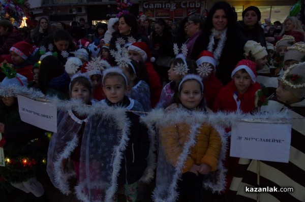 Запалване на коледните светлини в Казанлък