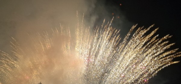 Децата на Казанлък отброиха последните секунди за светването на празничните светлини