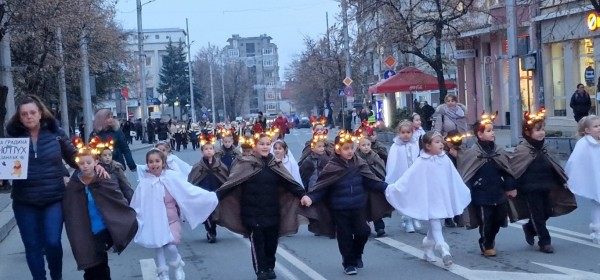 Децата на Казанлък отброиха последните секунди за светването на празничните светлини