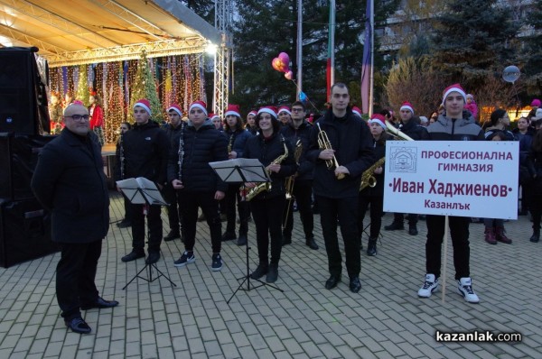 Запалване на коледните светлини в Казанлък