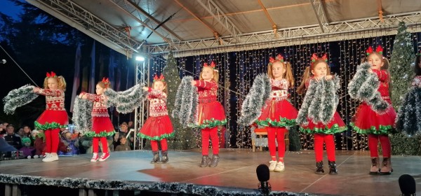 Децата на Казанлък отброиха последните секунди за светването на празничните светлини