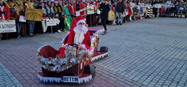Децата на Казанлък отброиха последните секунди за светването на празничните светлини