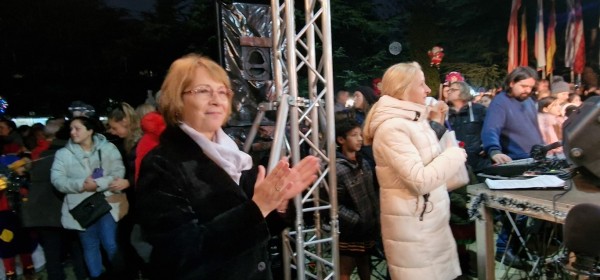 Децата на Казанлък отброиха последните секунди за светването на празничните светлини