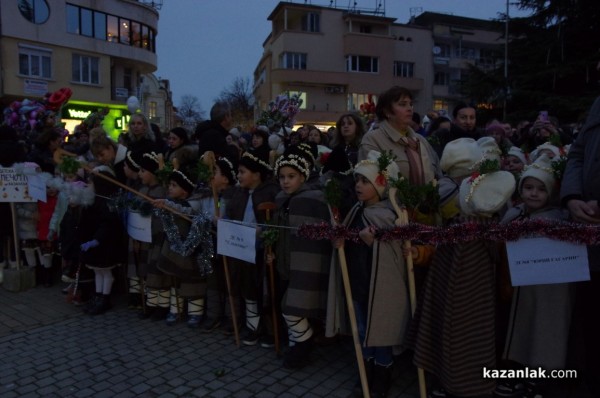 Запалване на коледните светлини в Казанлък