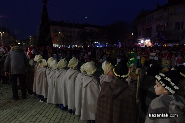 Запалване на коледните светлини в Казанлък