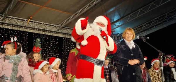 Децата на Казанлък отброиха последните секунди за светването на празничните светлини