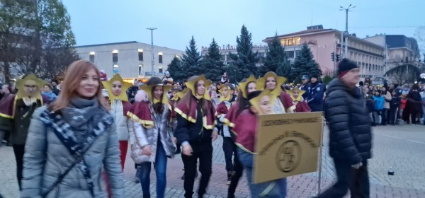 Децата на Казанлък отброиха последните секунди за светването на празничните светлини