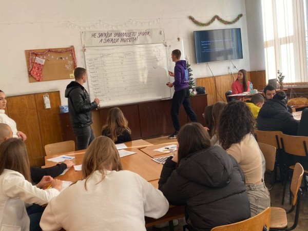 Бинарен урок в ПХГ „Св. Св. Кирил и Методий“ с учителите Светла Димова и Димитър Василев