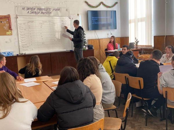 Бинарен урок в ПХГ „Св. Св. Кирил и Методий“ с учителите Светла Димова и Димитър Василев