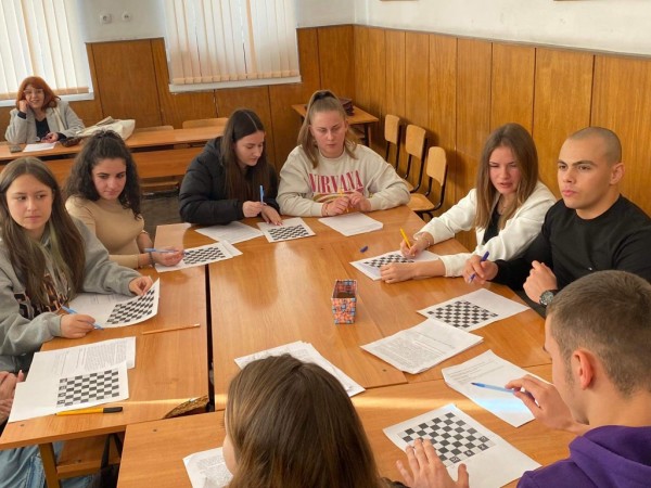 Бинарен урок в ПХГ „Св. Св. Кирил и Методий“ с учителите Светла Димова и Димитър Василев