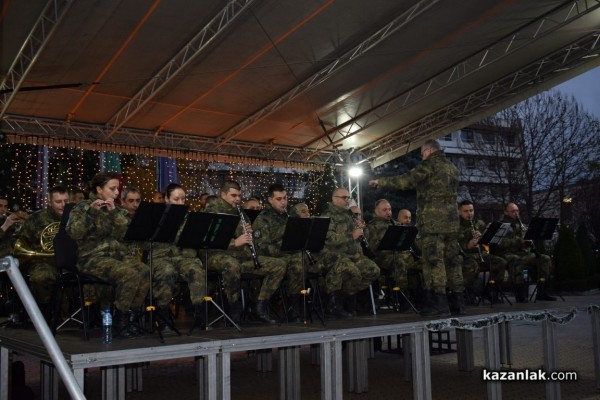 Празничен концерт на военни духови оркестри